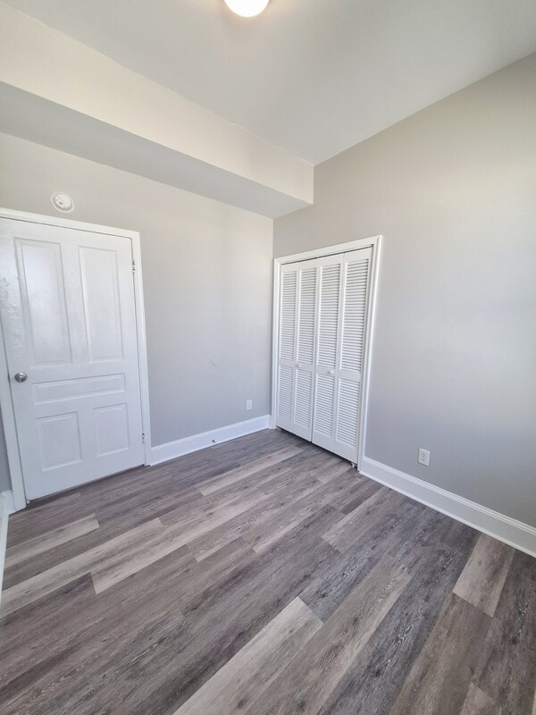 Building Photo - 709 1/2 West Clay Street - B