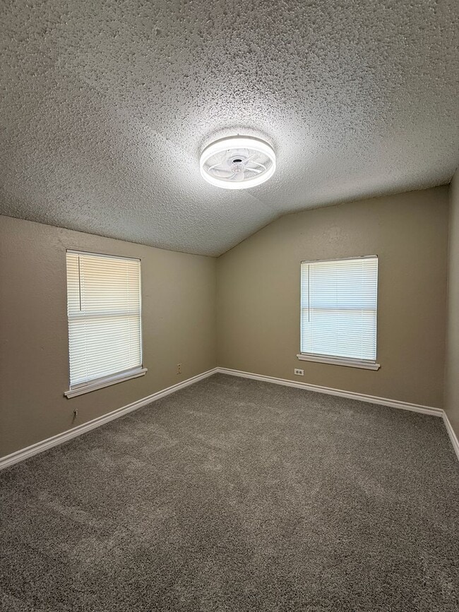 Building Photo - 3 Bedroom 2 Bath 2 Story Updated