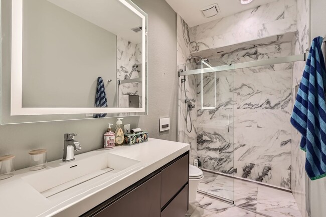 Building Photo - Spacious 4BR Townhome in Denver