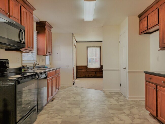 Building Photo - Well maintained large rancher on corner lo...