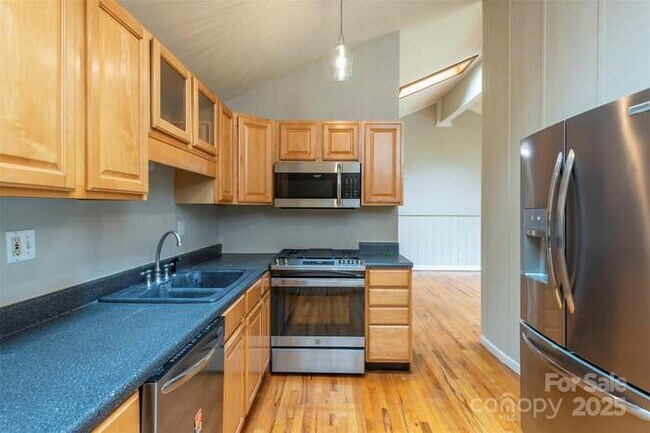 Building Photo - 411 Holly Hill Dr