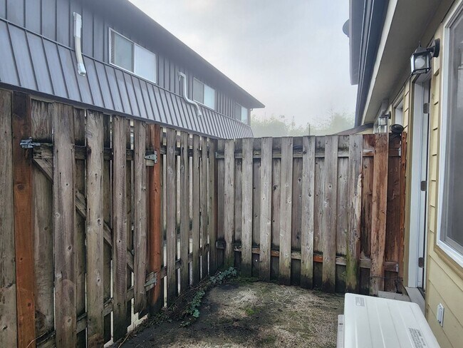 Building Photo - 1ST  FULL  MONTH'S  RENT  FREE   Pet-friendly Townhouse Near Parks and Downtown Newberg