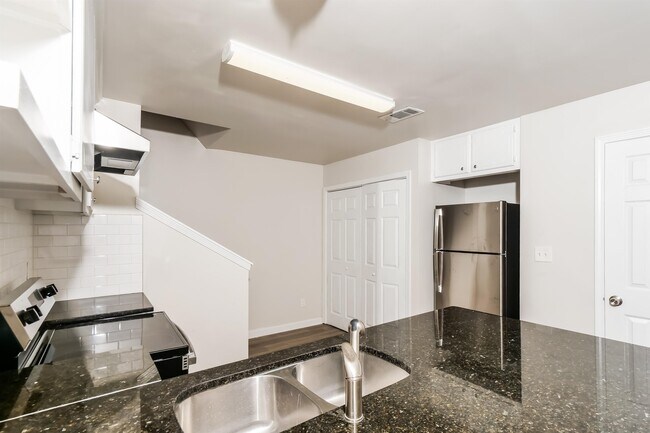 Building Photo - 6923 Parkbrook Ln