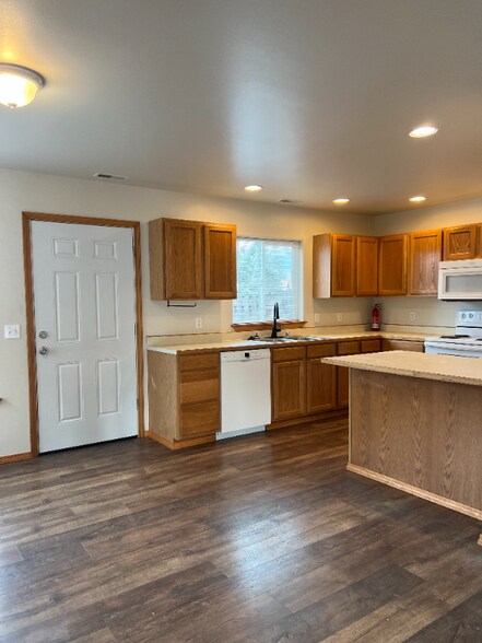 Building Photo - 1983 Greatview Dr