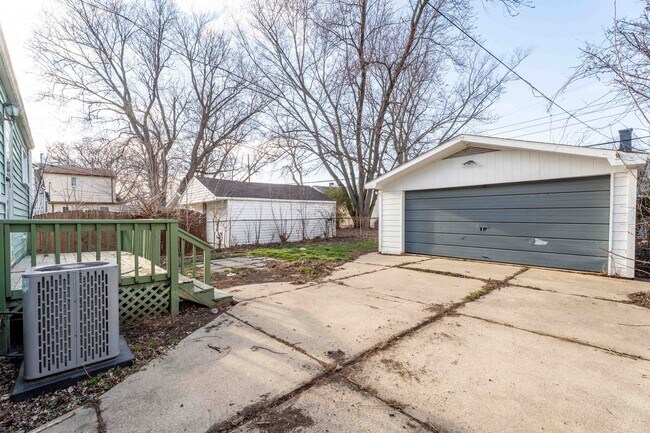 Building Photo - 14921 Myola Ave