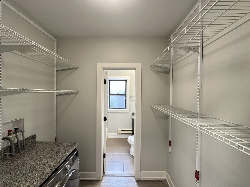 Building Photo - 722 W Brompton