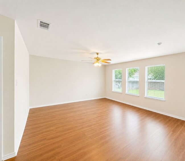 Building Photo - AVAILABLE JULY 1st