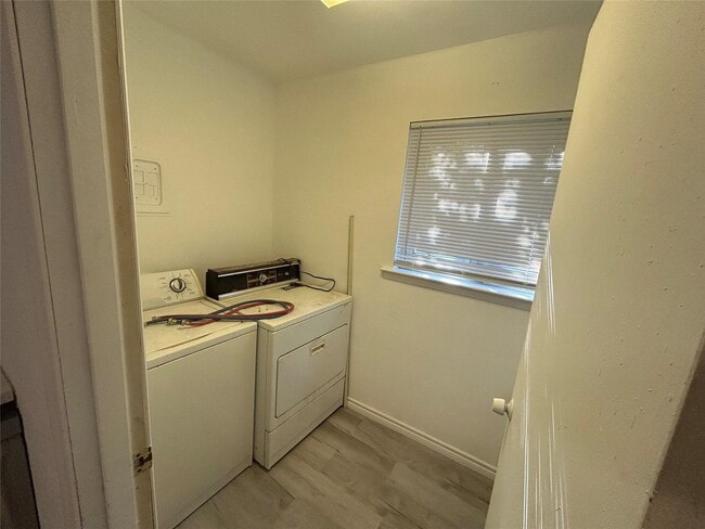 Building Photo - 617 Forest Ln