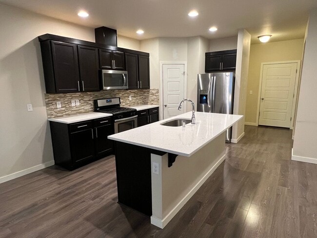 Building Photo - Amazing Puyallup Home waiting for you!