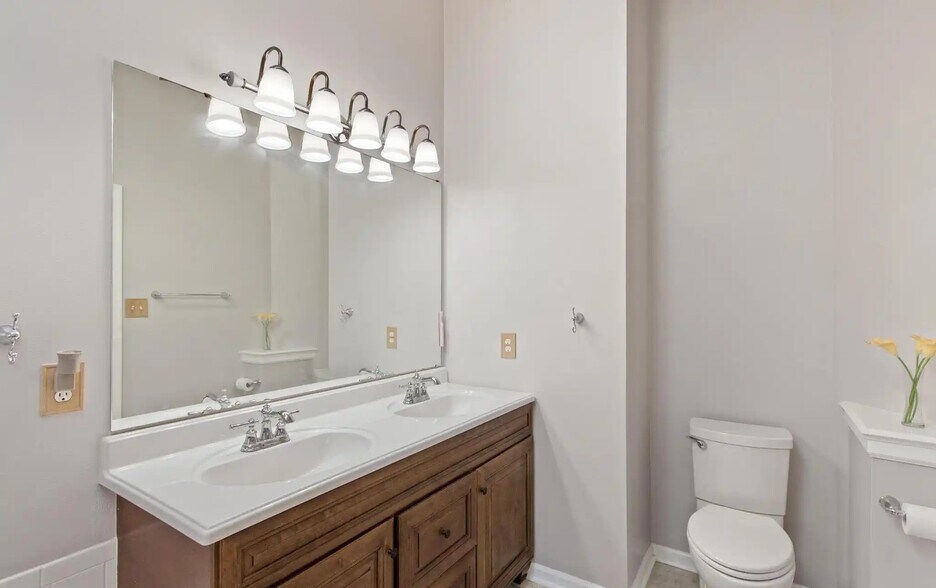 Building Photo - 6 Beau Ridge Dr