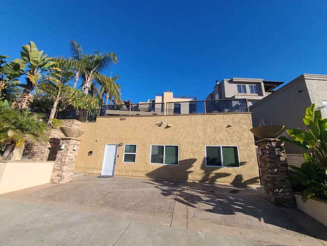 Building Photo - 2 bed 1 bath "fully furnished" monthly ADU...