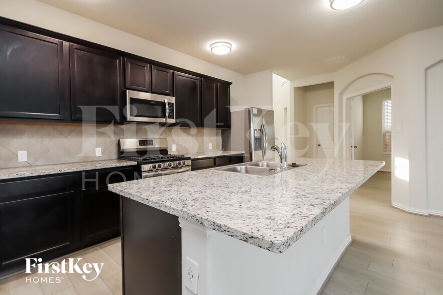 Building Photo - 2826 Torrey Pines Dr