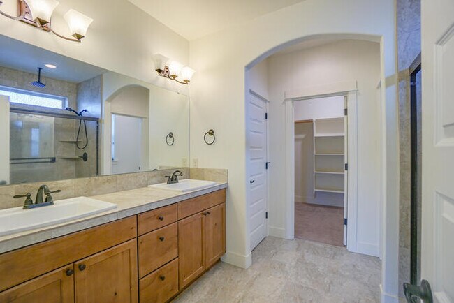 Building Photo - NEWER THREE BEDROOM IN CUL-DE-SAC