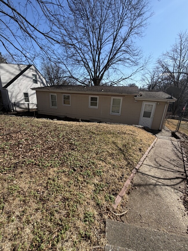 Building Photo - 1225 W Main St