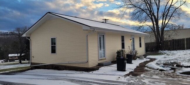 Building Photo - 3 Bedroom / 1 Bath Ranch Home  Rogersville TN