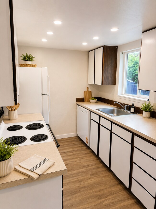 Building Photo - Beautiful ground floor unit in Lynnwood 4-plex