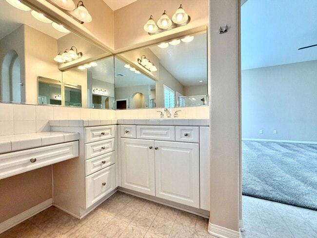 Building Photo - Spacious 5 Bedroom Wolf Creek Home with Balcony, Loft & Secondary Kitchen