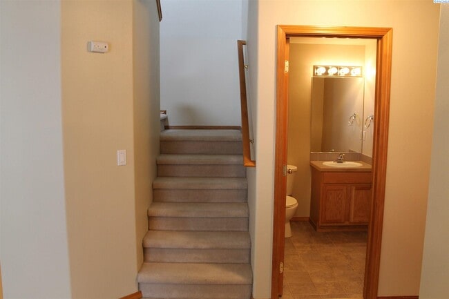 Building Photo - 431 Columbia Point Dr