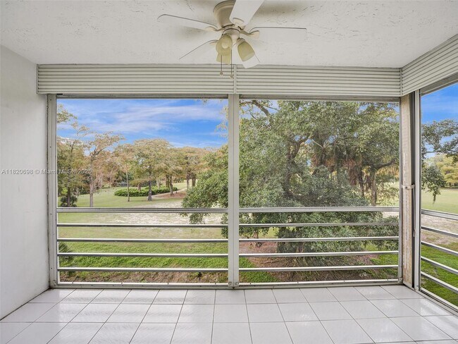 Building Photo - 605 Oaks Dr