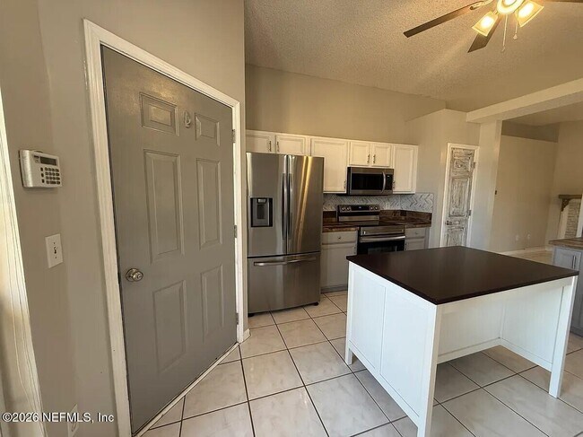 Building Photo - 913 Mackinaw Trail