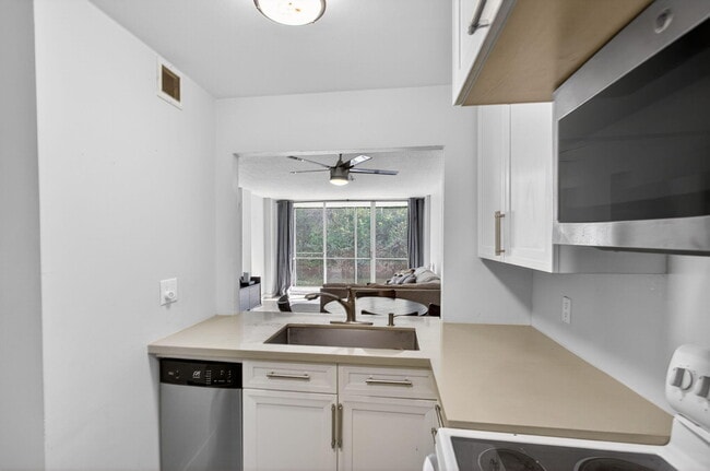 Building Photo - 107 Royal Pk Dr