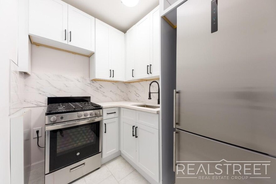Building Photo - Renoavted 3 bed near YU campus in Washington Heights!