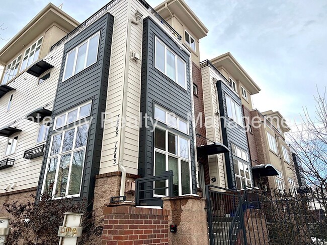 Primary Photo - 5 Bed/4 Bath, 2,553 Sqft -1259 N Washingto...