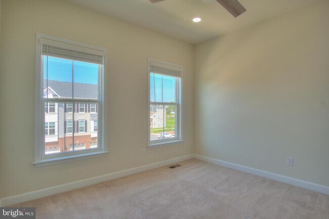 Building Photo - 42629 Oak Pk Sq