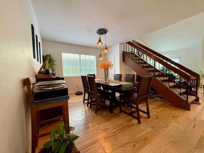 Building Photo - Luxury and Spacious Townhouse with Large Fenced Yard! Double Car Garage!
