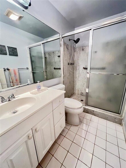 Building Photo - 6385 Bay Club Dr