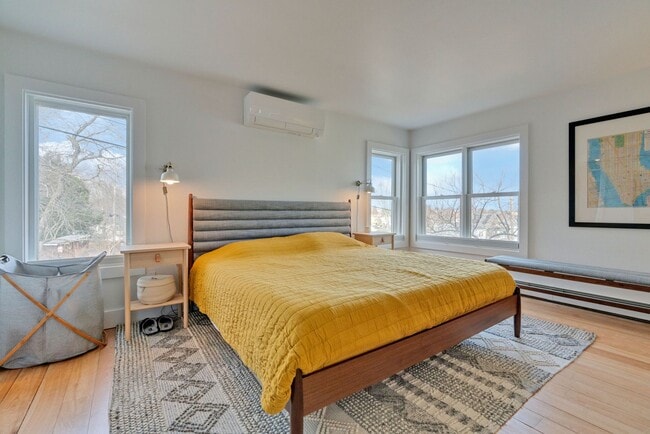 Building Photo - Stunning 4 Bed 2.5 Bath Steps from Willards Beach