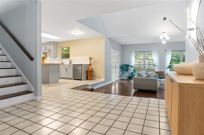 Building Photo - 10511 Tweedsmuir Dr