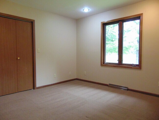 Building Photo - Amazing 3 Bed 2 Bath Country Home With Fab...