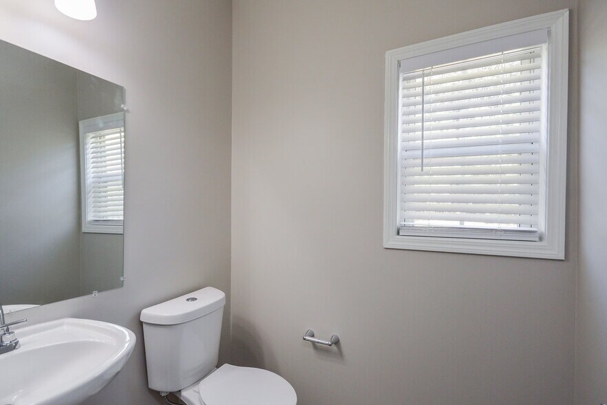 Building Photo - 137 Lantana Dr