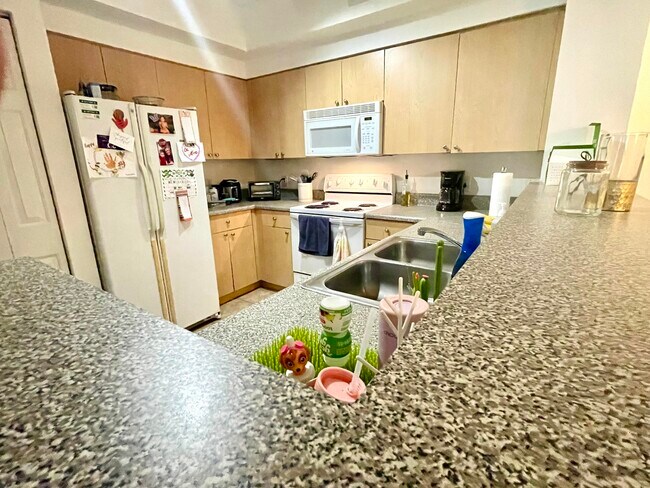 Building Photo - 8010 N Nob Hill Rd