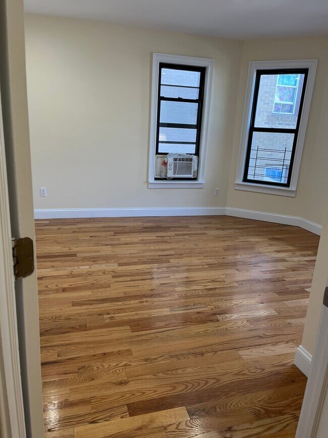 Building Photo - Newly Remodeled Large 3 Bedroom in Quiet 3 Family Home