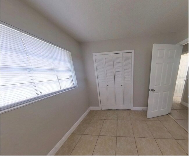 Building Photo - 210 N Lone Oak Dr