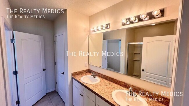 Building Photo - 522 Armoyan Wy