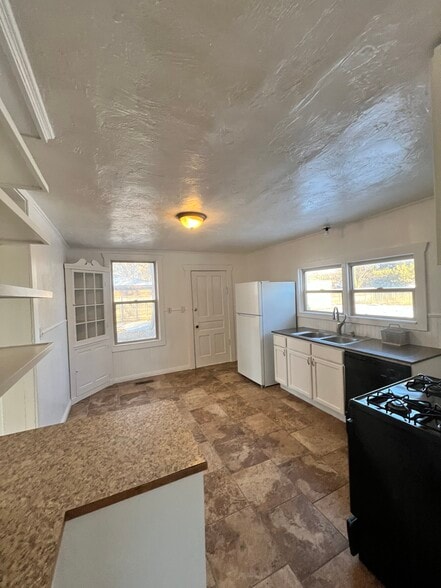 Building Photo - 749 Park Dr