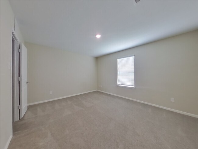 Building Photo - 100 Comanche Plains Rd