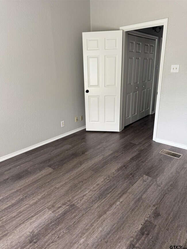 Building Photo - 5907 Hollytree Dr