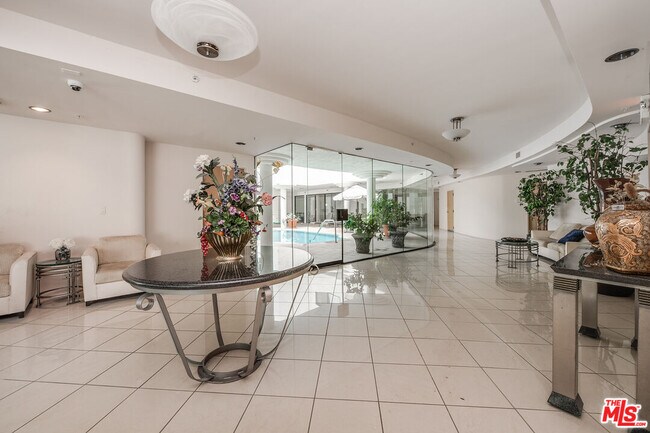 Building Photo - 450 N Maple Dr