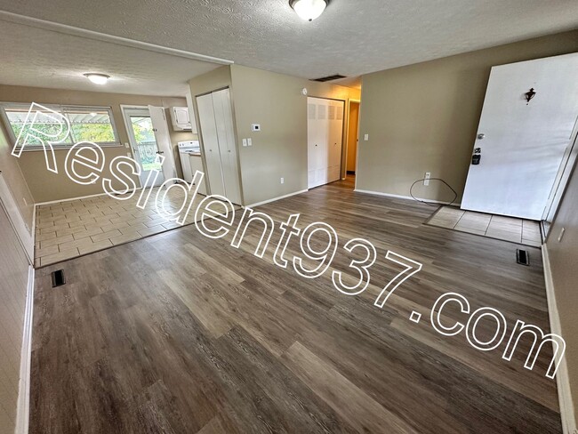 Building Photo - 3 Bed 2 bath Home