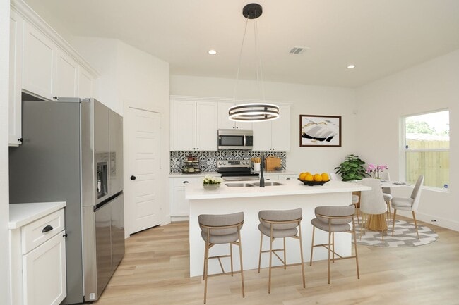 Building Photo - For Lease | 4 Bed, 2.5 Bath | 1,450 Sq Ft |