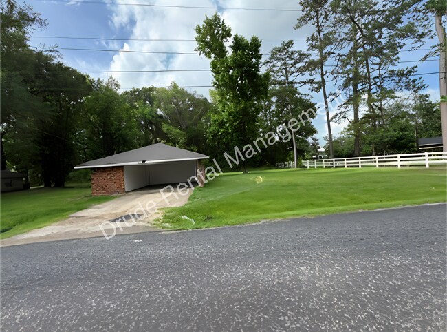 Building Photo - Quiet Country Living