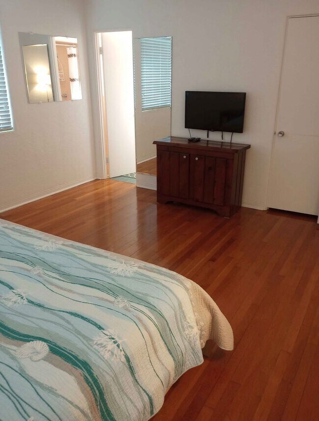 Building Photo - Furnished 3 Bedroom