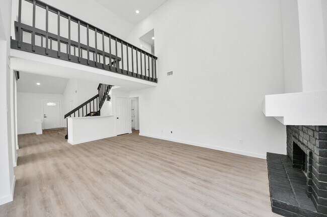 Building Photo - 2911 Meadowgrass Ln