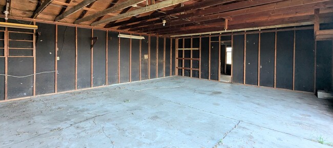 Building Photo - Spacious 3-Bedroom, 2-Bathroom Home