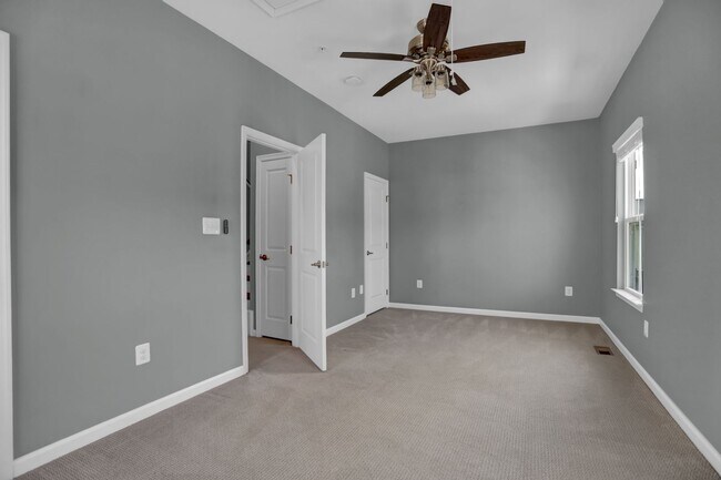 Building Photo - Stunning Townhome with Water Views!