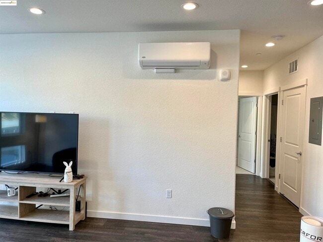 Building Photo - 2700 Wildflower Sta Pl